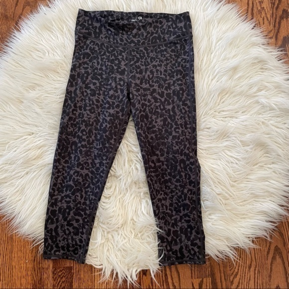Gap fit cropped compression leggings size M‎